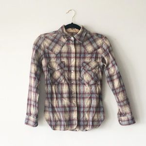 Fitted Pendleton wool women shirt. Plaid pattern, warm and perfect for layering.